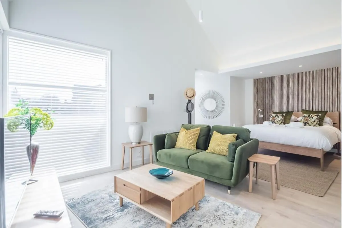 Luxurious City Centre Apartment With Balcony Кембридж