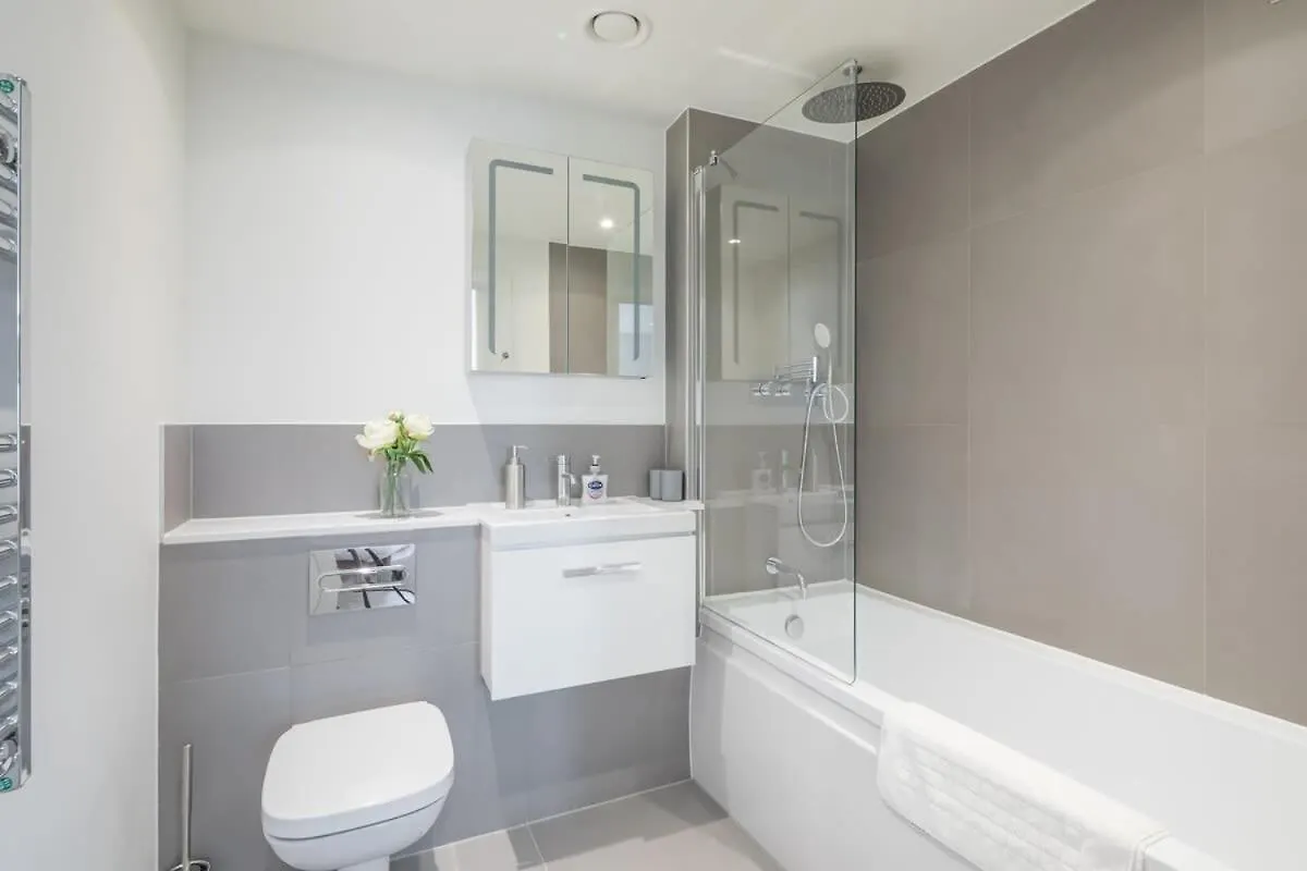Luxurious City Centre Apartment With Balcony Кембридж