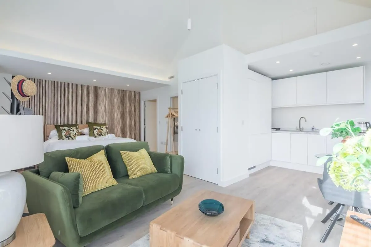 Luxurious City Centre Apartment With Balcony Кембридж